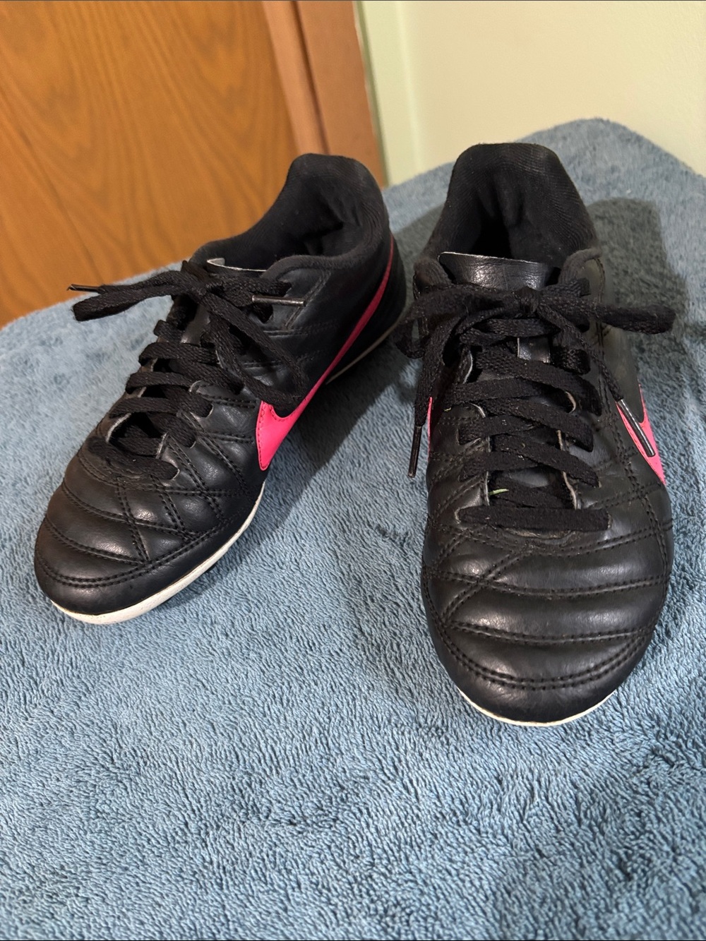 Nike girls Black soccer cleats with Pink Swoosh size 1.5